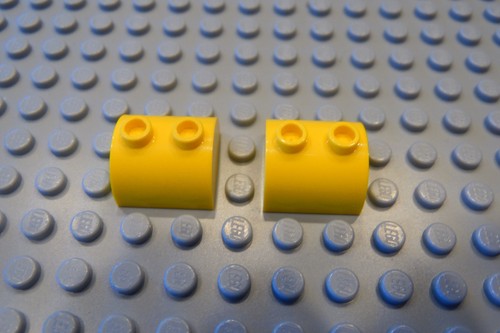 Lego due mattoncini - due, gialli