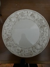 Piatto ceramica bianco finemente decorato motivi frutti e fiori