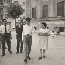 B4 - Foto Photo Fotografia Anni 60 - Gruppo con Ragazzo Giovane Piazza