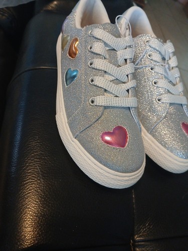 The children place sneakers - the,