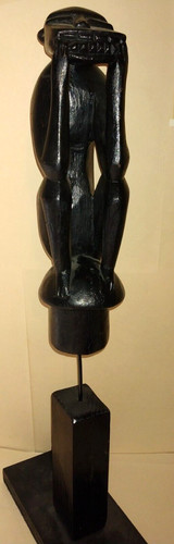 Scultura scimmia seduta