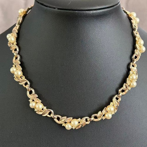 Vintage signed trifari - trifari, gold