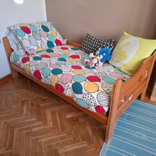 letto singolo in legno in
