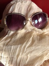 Occhiali da sole da donna vintage. Montatura color trasparente e grigio 