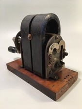 Antico induttore a manovella