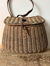 Antico cesto pescatore vimini creel pesca a mosca foraggiamento espositore con mosche