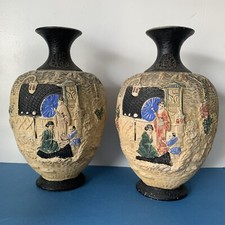 2 antiche urne a embosa di