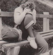 Giovane donna malinconica