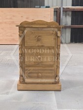 Comodino 3 cassetti DIANA FATTO A MANO IN PINO MASSELLO DI LUCE ANTICO (NON FLATPACK)