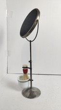 Specchio e spazzola e tazza