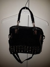 Borsa nera con borchie oro