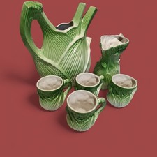 Raro e delizioso set da vino/acqua in ceramica a forma di finocchio.