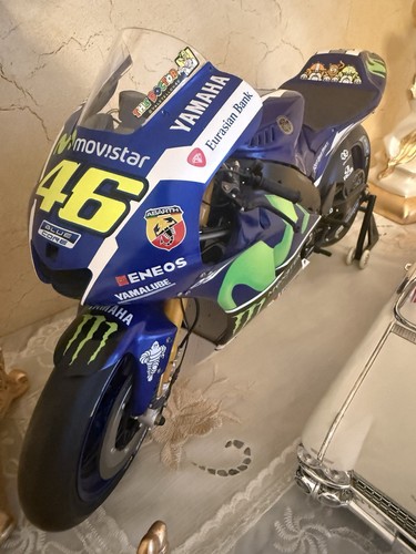 Valentino rossi moto yamaha - rossi,