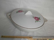 vecchia zuppiera con coperchio