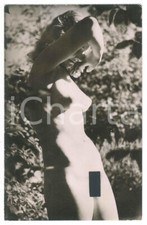 1950 ca EROTICA VINTAGE Naked girl sunbathing - Public nudity - Photo
