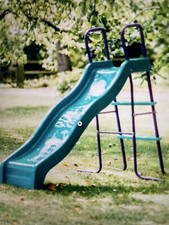 PLUM® HAUM Scivolo da Giardino per Bambini Grande Giocattolo Ondulato da Esterno Gioco Estivo 7Ft