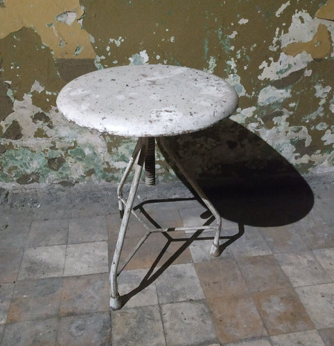 Antico sgabello industriale