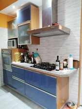 Cucina completa moderna e robusta, usata ma in perfette condizioni. Colore blu 