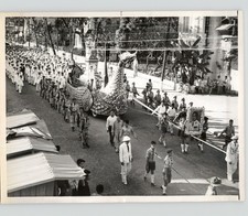 Auto funebre decorata DRAGO KATAY D SASORITH Vientiane LAOS 1960 foto stampa