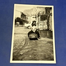 DONNA SU MACCHININA PER BAMBINI - FOTO Vintage Bianco e nero