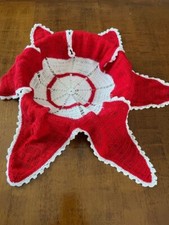 PARTICOLARE CENTRINO PURO COTONE BIANCO E ROSSO FATTO A MANO AD UNCINETTO. 