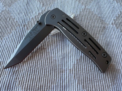 Smith wesson w a t - &,