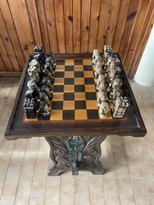 TAVOLO SCACCHIERA SCACCHI e SGABELLI ARTIGIANATO in LEGNO MASSICCIO FATTO a MANO