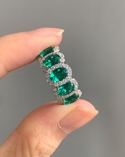 Anello anniversario Halo con zirconi bianchi a taglio ovale verde da 2,30...