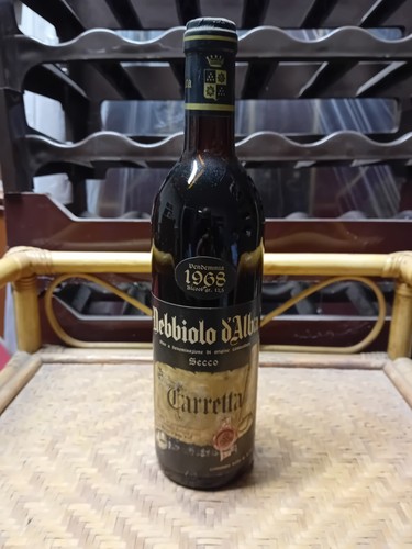 Bottiglia vino rosso nebbiolo - vino,