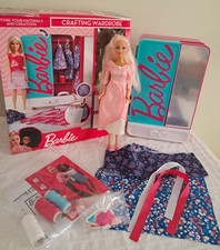 Barbie armadio alla moda Crafting Wardrobe Mattel, accessori e bambola