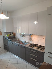 Cucina veneta moderna usata poco, ottime condizioni con tavolo allung. e sedie