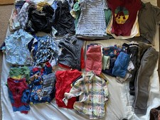 Lotto misto di 80+ vestiti