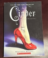 Cinder : Book One of the Lunar