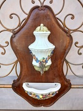 ACQUAMANILE IN CERAMICA BIANCA CON FIORI - RUBINETTO OTTONE - BASE LEGNO A MURO