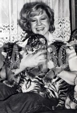 Foto vintage UK, Donna con tre