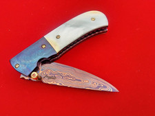 COLTELLO PIEGHEVOLE PERSONALIZZATO blu damascato ACCIAIO fatto a mano bianco perle arti titanio RARO