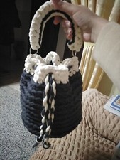 Borsa all'uncinetto, realizzata a mano in fettuccia grigia e Bianca