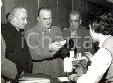 1957 PAVIA Cesare MERZAGORA alla presentazione della macchina MIRELLA - NECCHI 