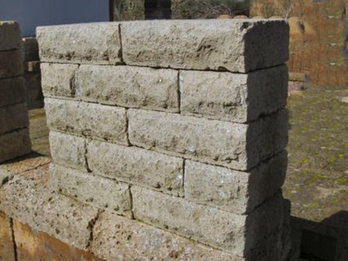 Tufo grigio chiaro - , bugnato