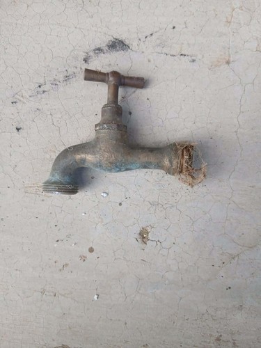 Antico rubinetto acqua - antico,