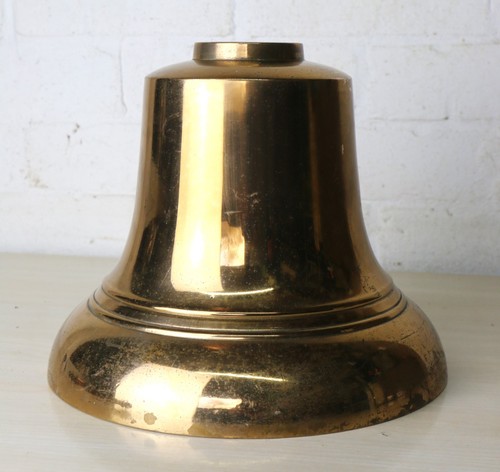 Una grande campana bronzo
