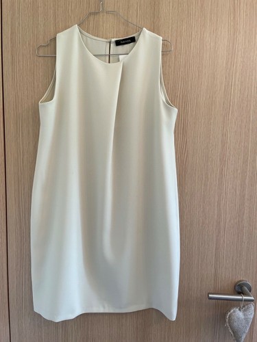 Abito nuovo beige elegante