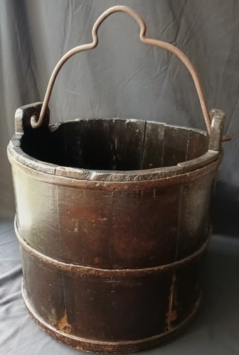 Antico secchio primitivo - , in