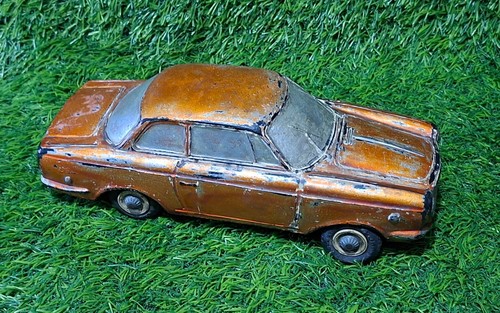 Vecchia auto giocattolo