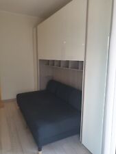 Letto alla francese grigio con copriletto e cuscini coordinati 