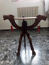 Tavolino In Legno Con Sculture Teste Di Cammello