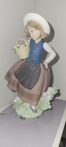 Lladro pretty pickings girl - pickings,