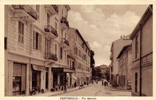 1679) CARTOLINA VENTIMIGLIA VIA APROSTO NEGOZIO ARMAIOLO VIAGGIATA 1939 IMPERIA