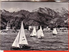 CARTOLINA  MARINA DI MASSA B/N VIAGGIATA  1959 PANORAMA E VELE REGATA REGALO