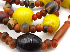 COLLANA VINTAGE  ETNICA , LUNGA 74 CENTIMETRI - CORNO E  VETRO COLORATO